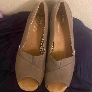Tom’s wedges size 9
